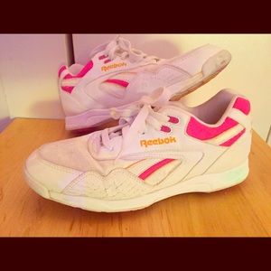 VINTAGE ✨ Reebok Sneakers. US 9